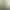 Kleiner runder Tisch mit zwei modernen Stühlen vor einem Fenster mit Vorhängen, ein Flachbildschirm ist an der Wand über dem Tisch angebracht.